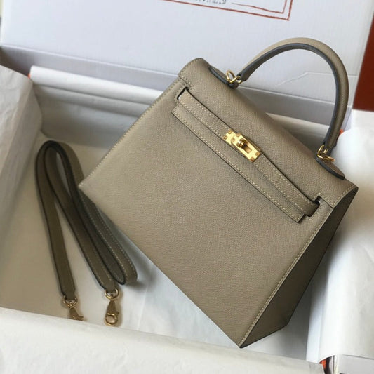 Hm Kelly 32 cm, piel Epsom color topo desierto, herrajes dorados