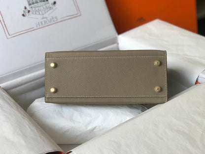 Hm Kelly 32 cm, piel Epsom color topo desierto, herrajes dorados