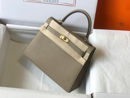 Hm Kelly 32 cm, piel Epsom color topo desierto, herrajes dorados