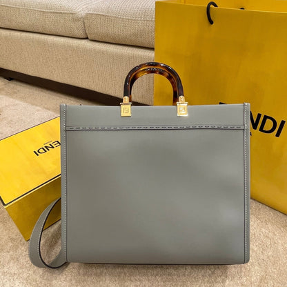 BOLSO TOTE GRANDE SHINE 35 EN PIEL DE BECERRO GRIS SOMBRA