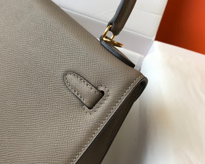 Hm Kelly 32 cm, cuero Epsom gris oscuro, herrajes dorados