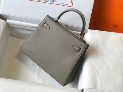 Hm Kelly 32 cm, cuero Epsom gris oscuro, herrajes dorados