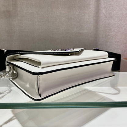 BOLSO SOBRE CON SOLAPA 20 EN PIEL SAFFIANO BLANCA
