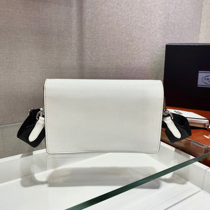 BOLSO SOBRE CON SOLAPA 20 EN PIEL SAFFIANO BLANCA