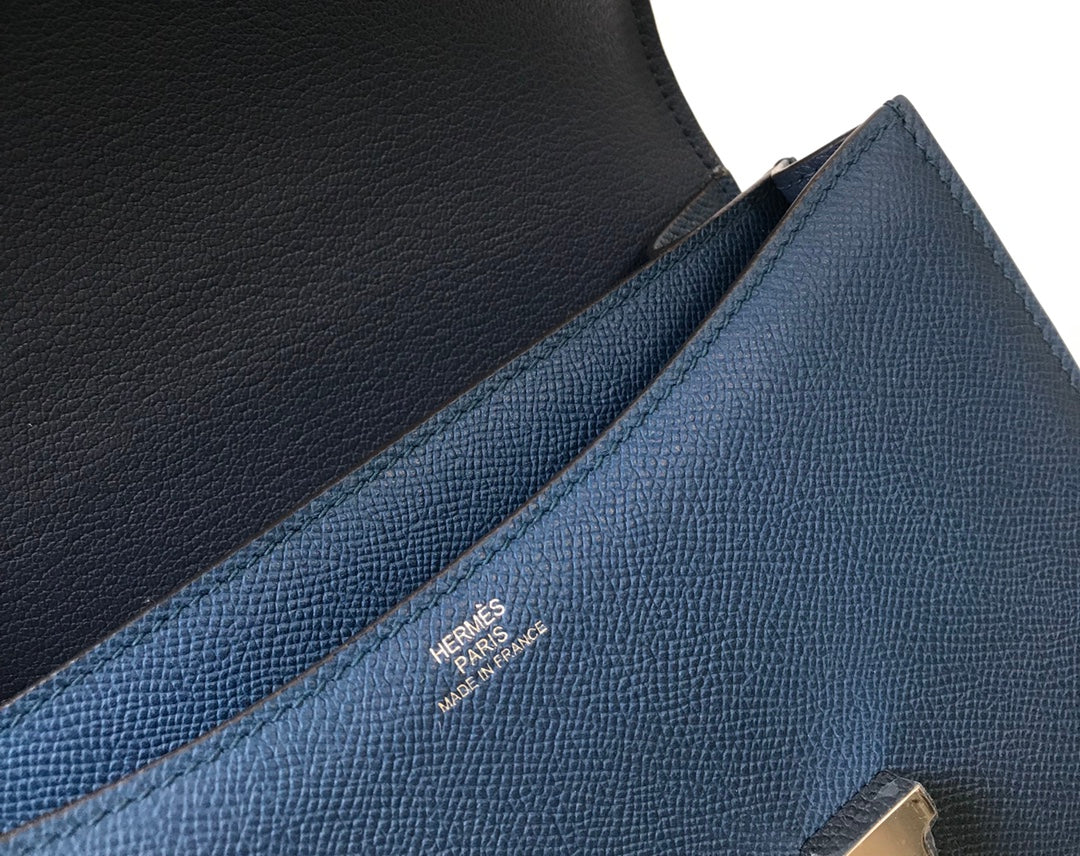 Constance 24, cuero Epsom azul, herrajes plateados