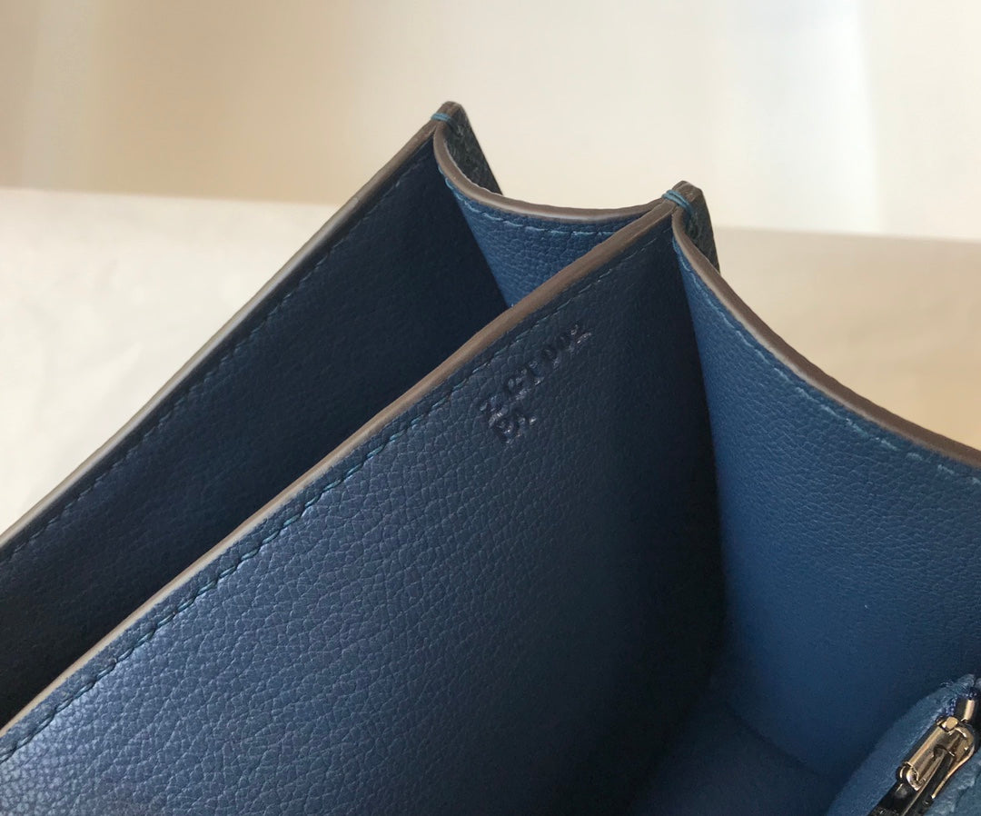 Constance 24, cuero Epsom azul, herrajes plateados
