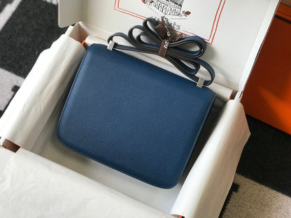 Constance 24, cuero Epsom azul, herrajes plateados