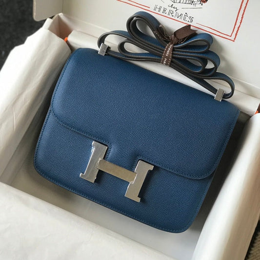 Constance 24, cuero Epsom azul, herrajes plateados