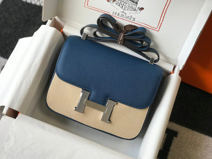 Constance 24, cuero Epsom azul, herrajes plateados