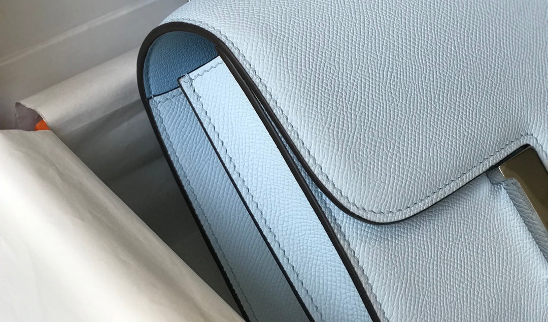 Constance 24 azul nube, cuero Epsom, herrajes dorados