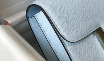 Constance 24 azul nube, cuero Epsom, herrajes dorados