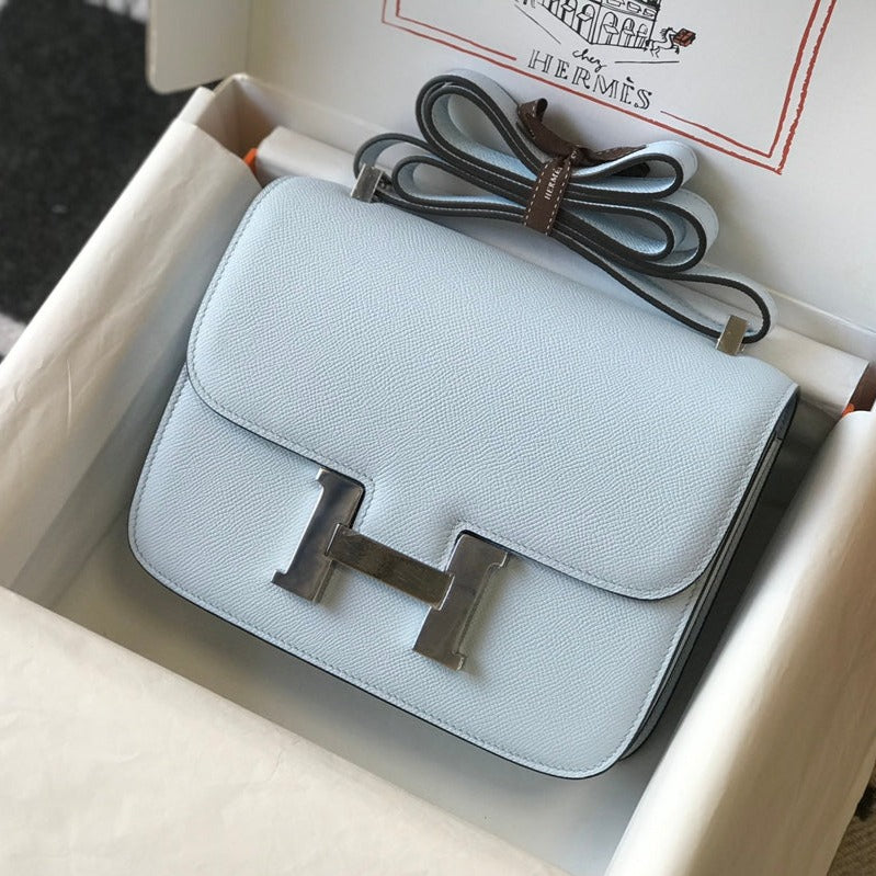 Constance 24 azul nube, cuero Epsom, herrajes dorados