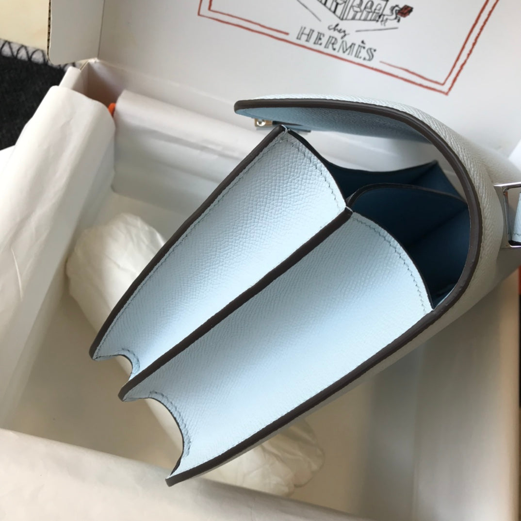 Constance 24 azul nube, cuero Epsom, herrajes dorados