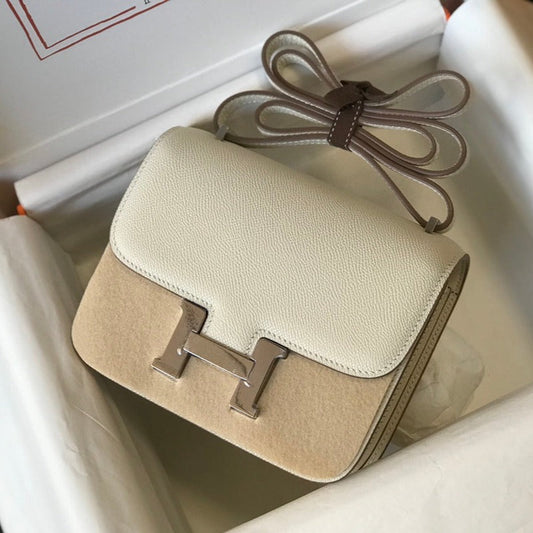 Constance 24, piel Epsom color crema, herrajes plateados