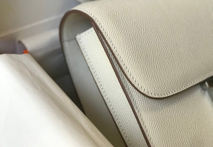 Constance 24, piel Epsom color crema, herrajes plateados