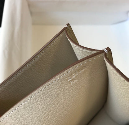 Constance 24, piel Epsom color crema, herrajes plateados