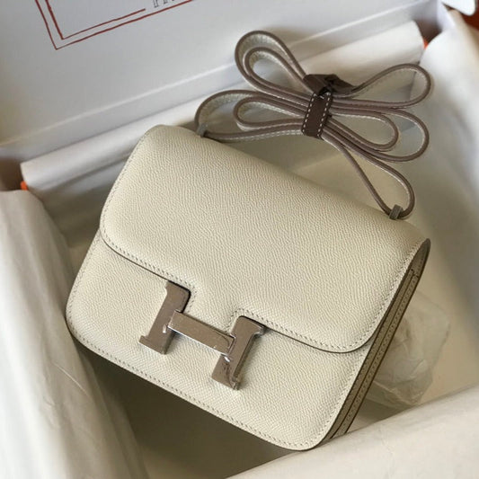 Constance 24, cuero Epsom blanco, herrajes plateados