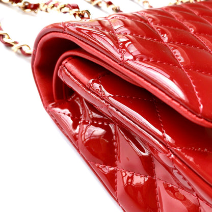 BOLSO CON SOLAPA MEDIANO 25CM PIEL DE BECERRO CHAROL ROJO HERRAJES DORADOS