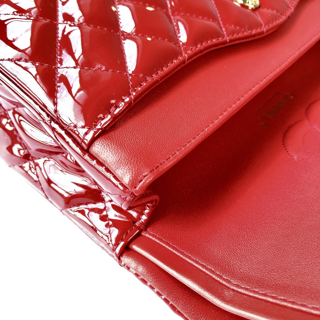 BOLSO CON SOLAPA MEDIANO 25CM PIEL DE BECERRO CHAROL ROJO HERRAJES DORADOS