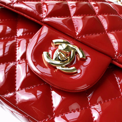 BOLSO CON SOLAPA MEDIANO 25CM PIEL DE BECERRO CHAROL ROJO HERRAJES DORADOS
