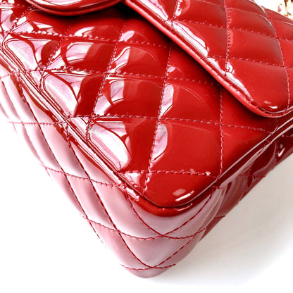 BOLSO CON SOLAPA MEDIANO 25CM PIEL DE BECERRO CHAROL ROJO HERRAJES DORADOS