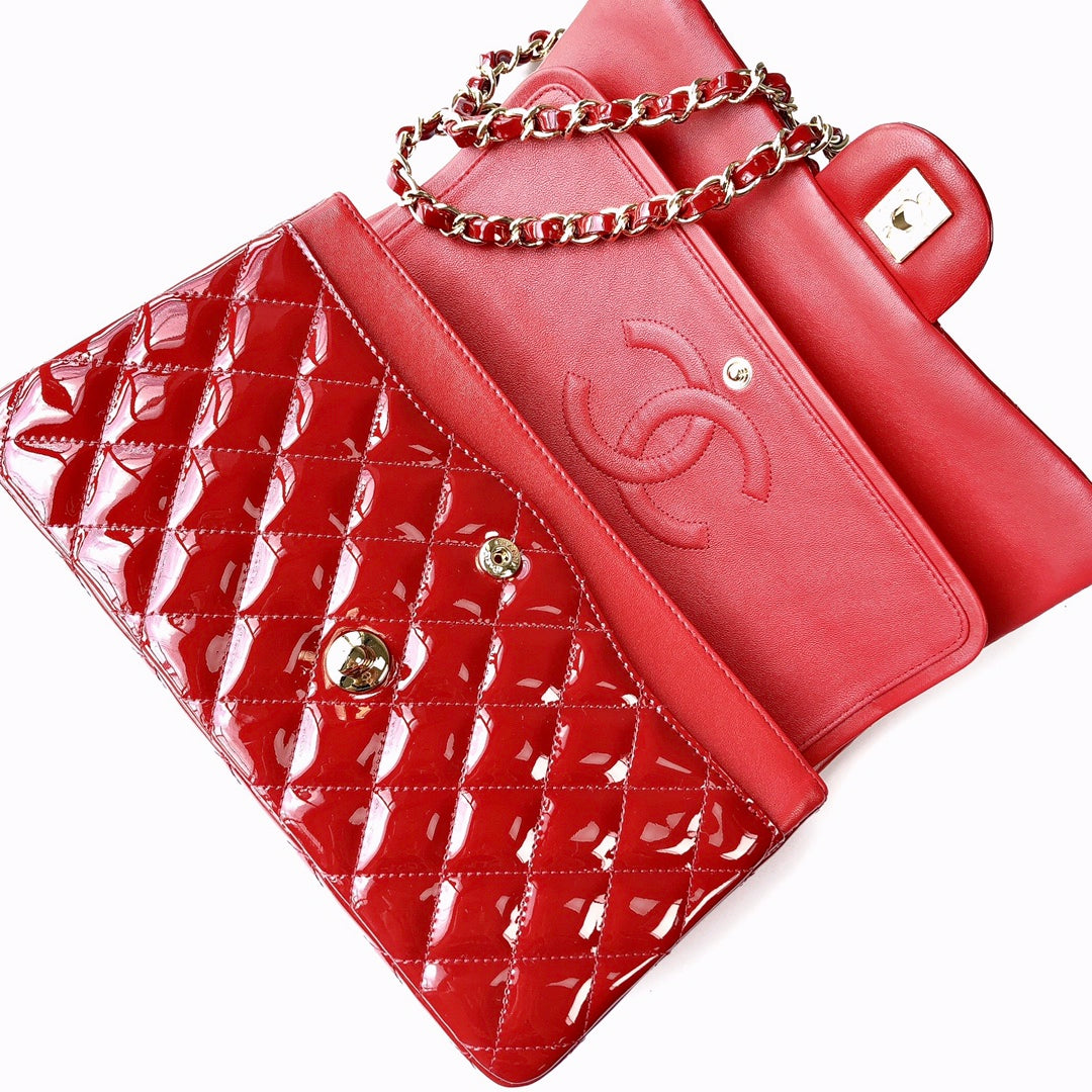 BOLSO CON SOLAPA MEDIANO 25CM PIEL DE BECERRO CHAROL ROJO HERRAJES DORADOS
