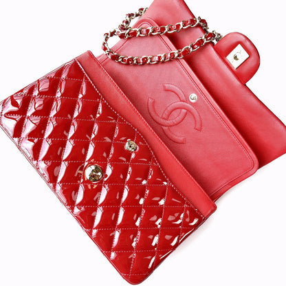 BOLSO CON SOLAPA MEDIANO 25CM PIEL DE BECERRO CHAROL ROJO HERRAJES DORADOS