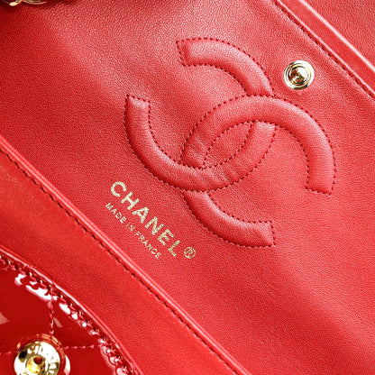 BOLSO CON SOLAPA MEDIANO 25CM PIEL DE BECERRO CHAROL ROJO HERRAJES DORADOS