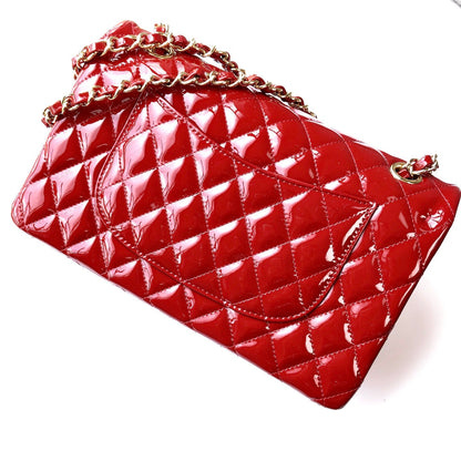 BOLSO CON SOLAPA MEDIANO 25CM PIEL DE BECERRO CHAROL ROJO HERRAJES DORADOS