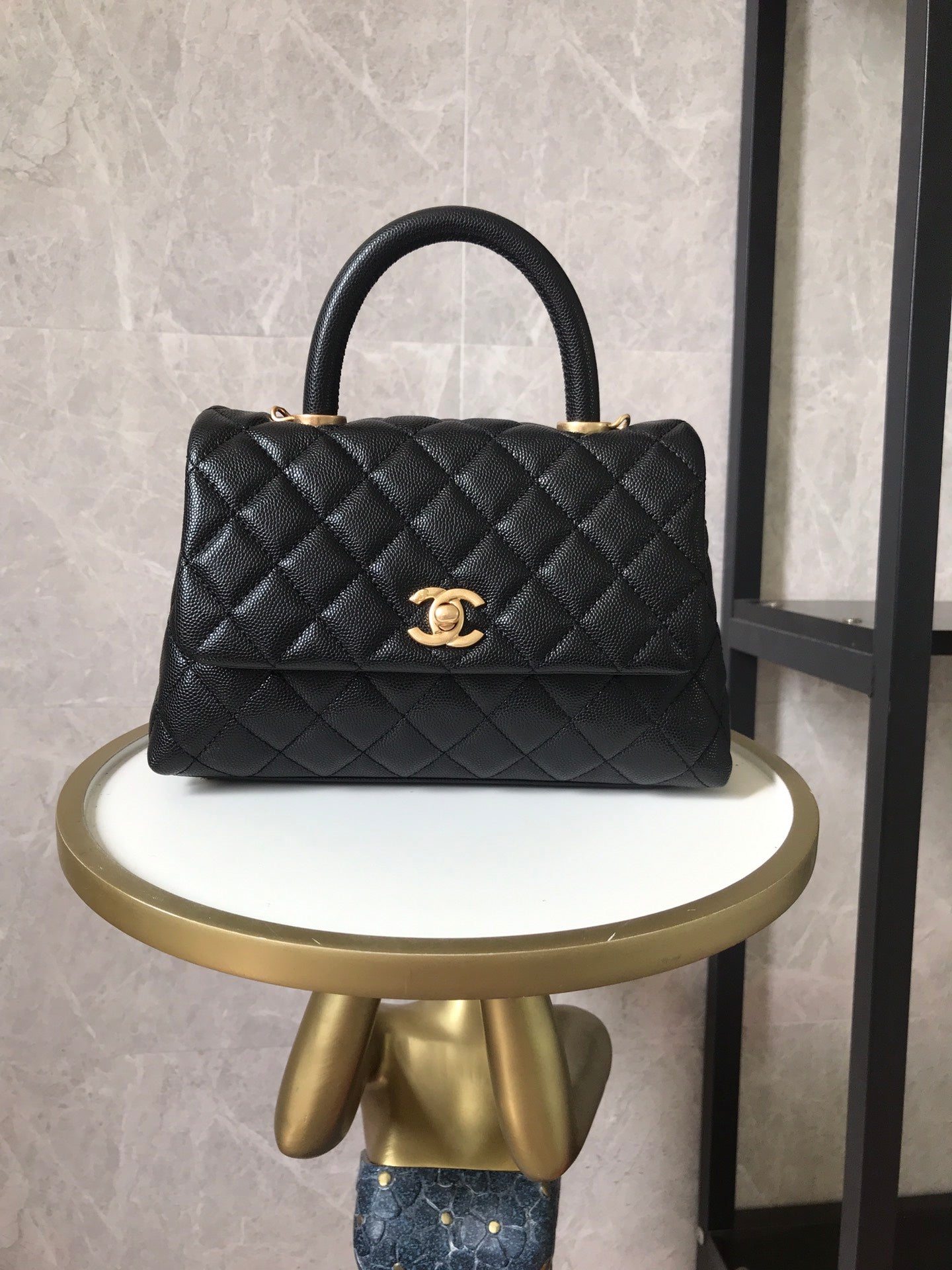Mango superior de caviar coco acolchado negro con herrajes dorados 24 