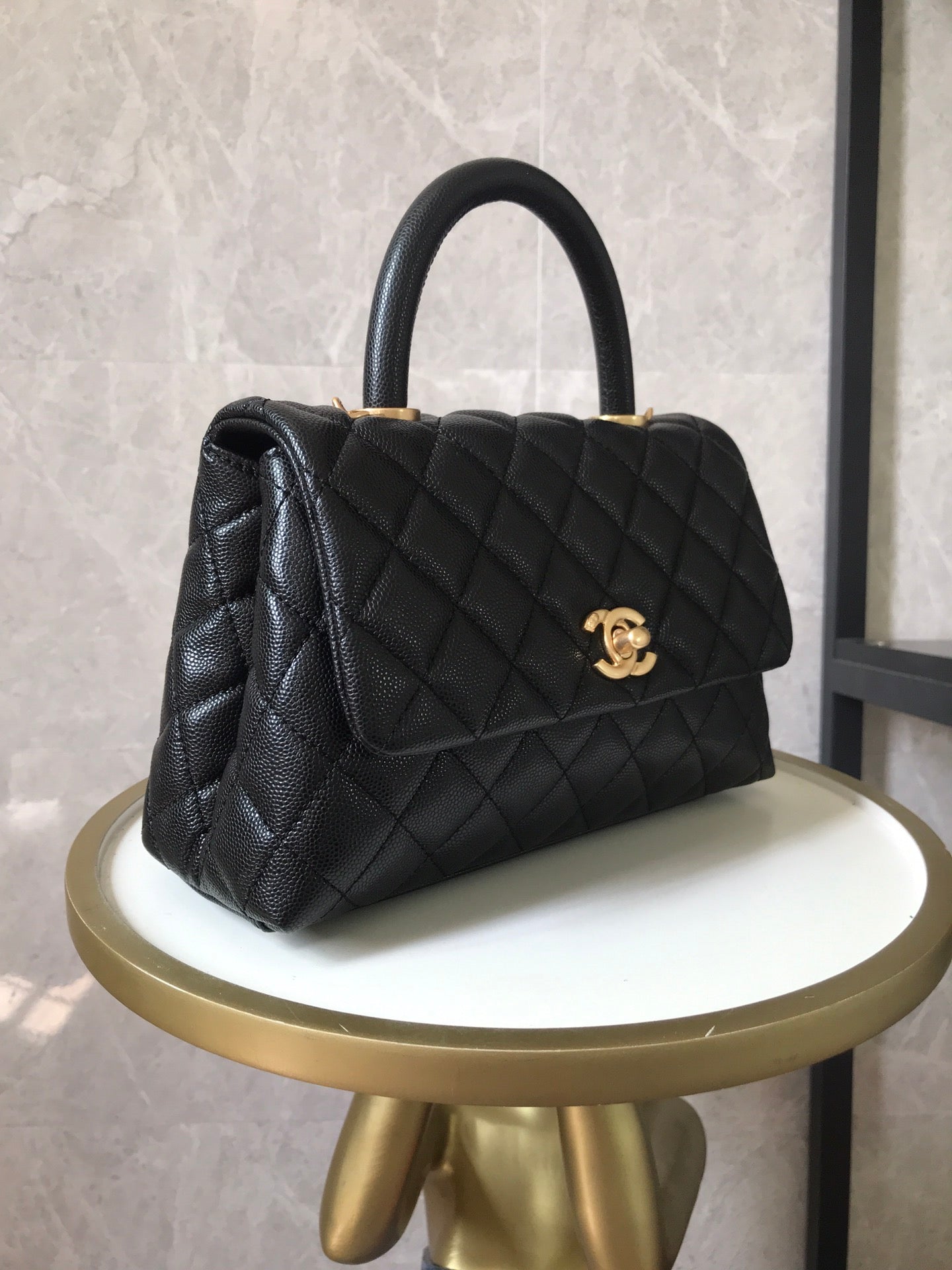 Mango superior de caviar coco acolchado negro con herrajes dorados 24 