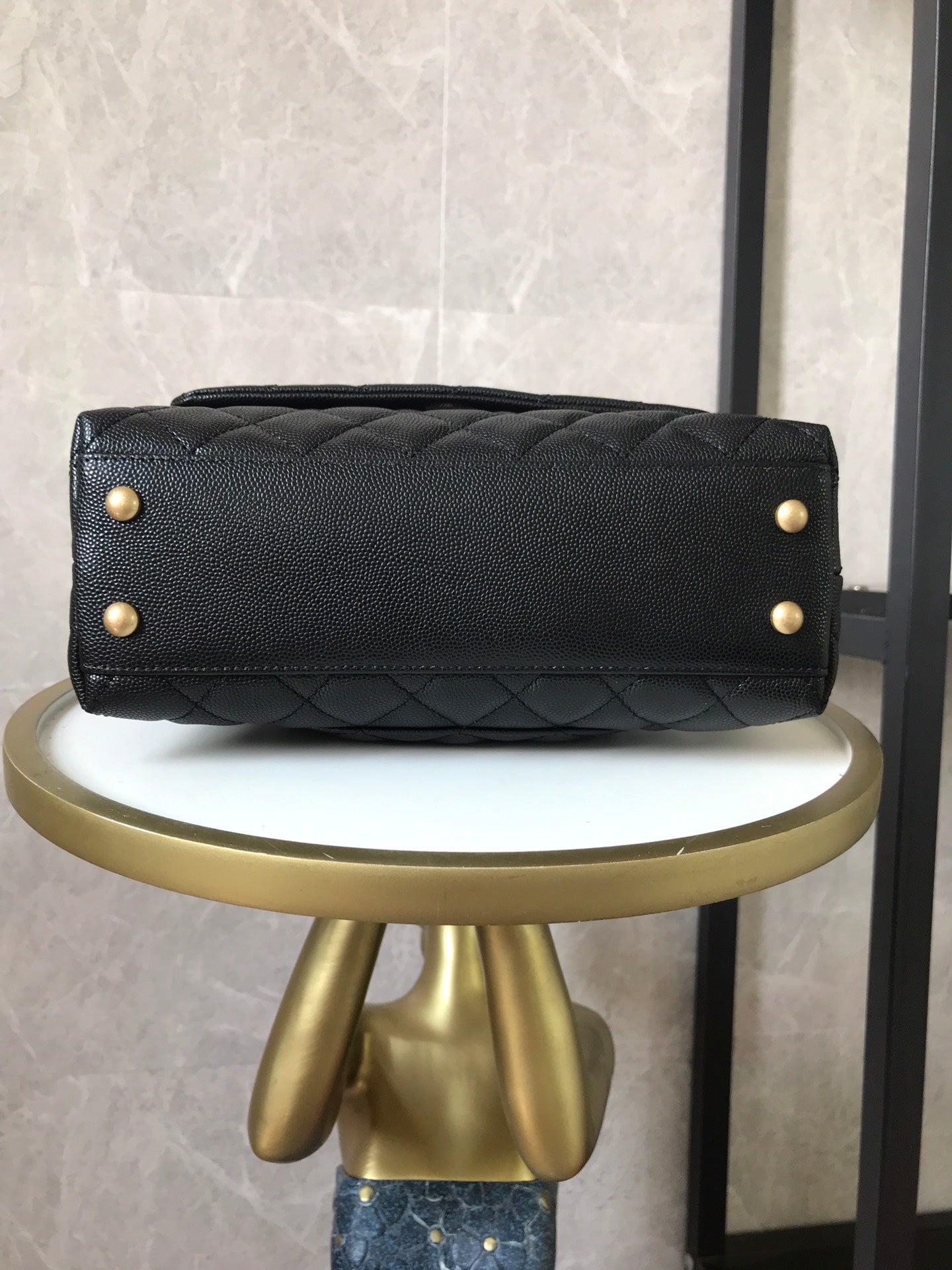 Mango superior de caviar coco acolchado negro con herrajes dorados 24 