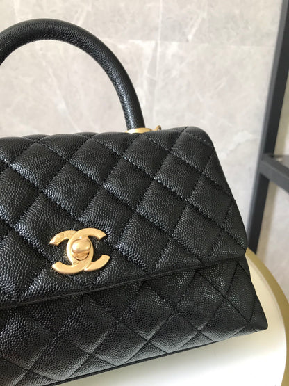 Mango superior de caviar coco acolchado negro con herrajes dorados 24 