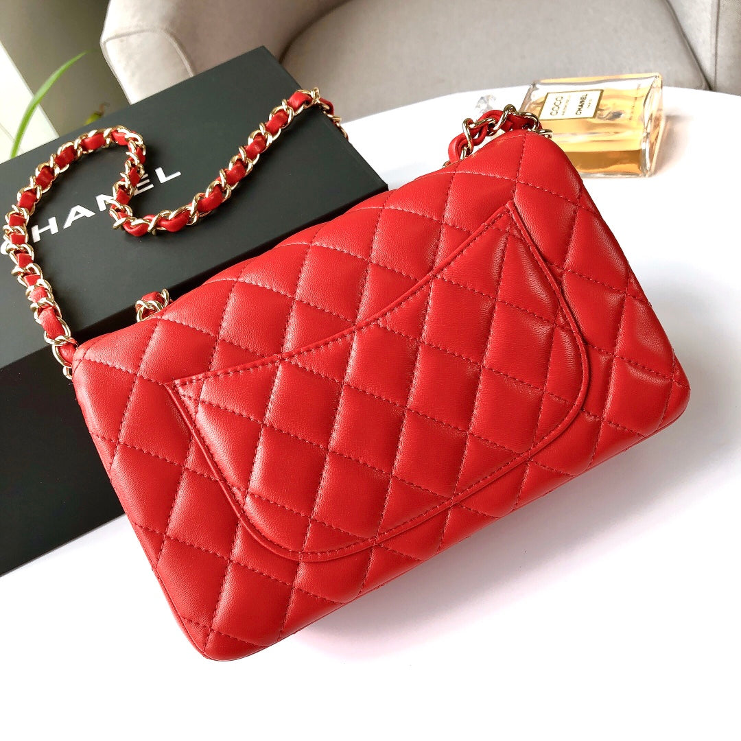 MINI BOLSO RECTANGULAR CON SOLAPA 20CM PIEL DE CORDERO ROJA HERRAJES DORADOS