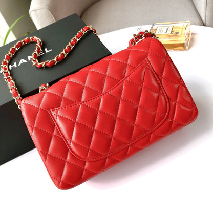 MINI BOLSO RECTANGULAR CON SOLAPA 20CM PIEL DE CORDERO ROJA HERRAJES DORADOS