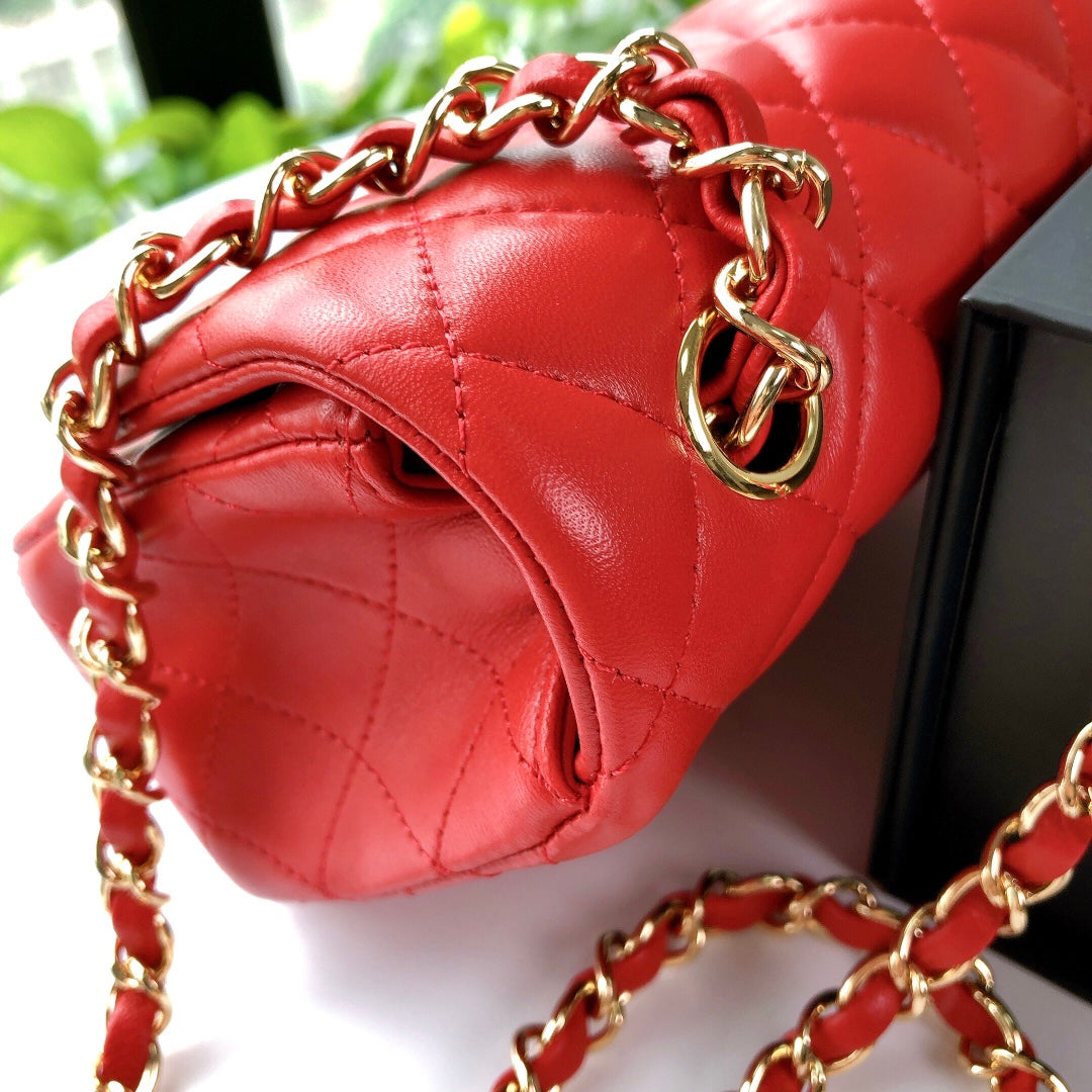 MINI BOLSO RECTANGULAR CON SOLAPA 20CM PIEL DE CORDERO ROJA HERRAJES DORADOS