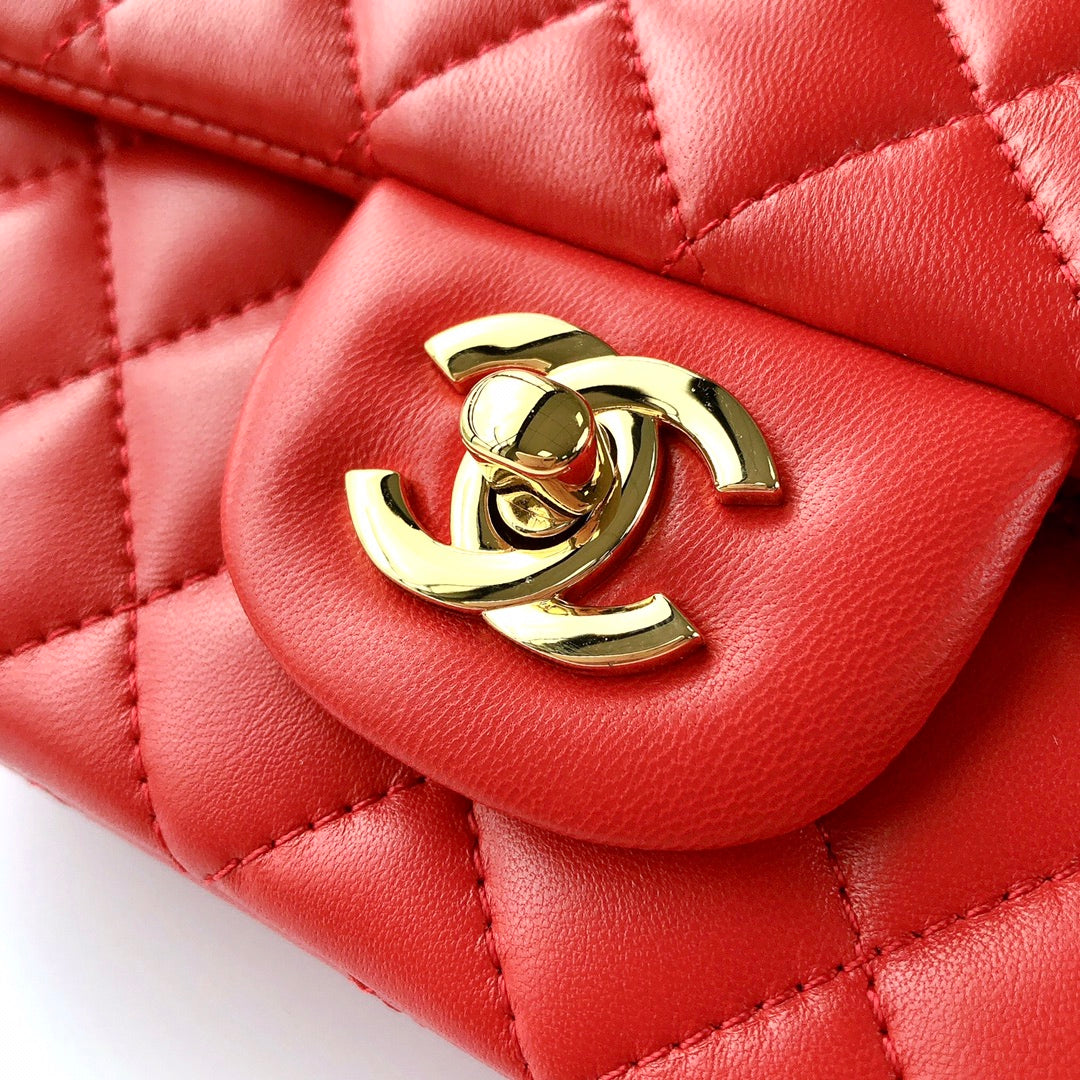 MINI BOLSO RECTANGULAR CON SOLAPA 20CM PIEL DE CORDERO ROJA HERRAJES DORADOS