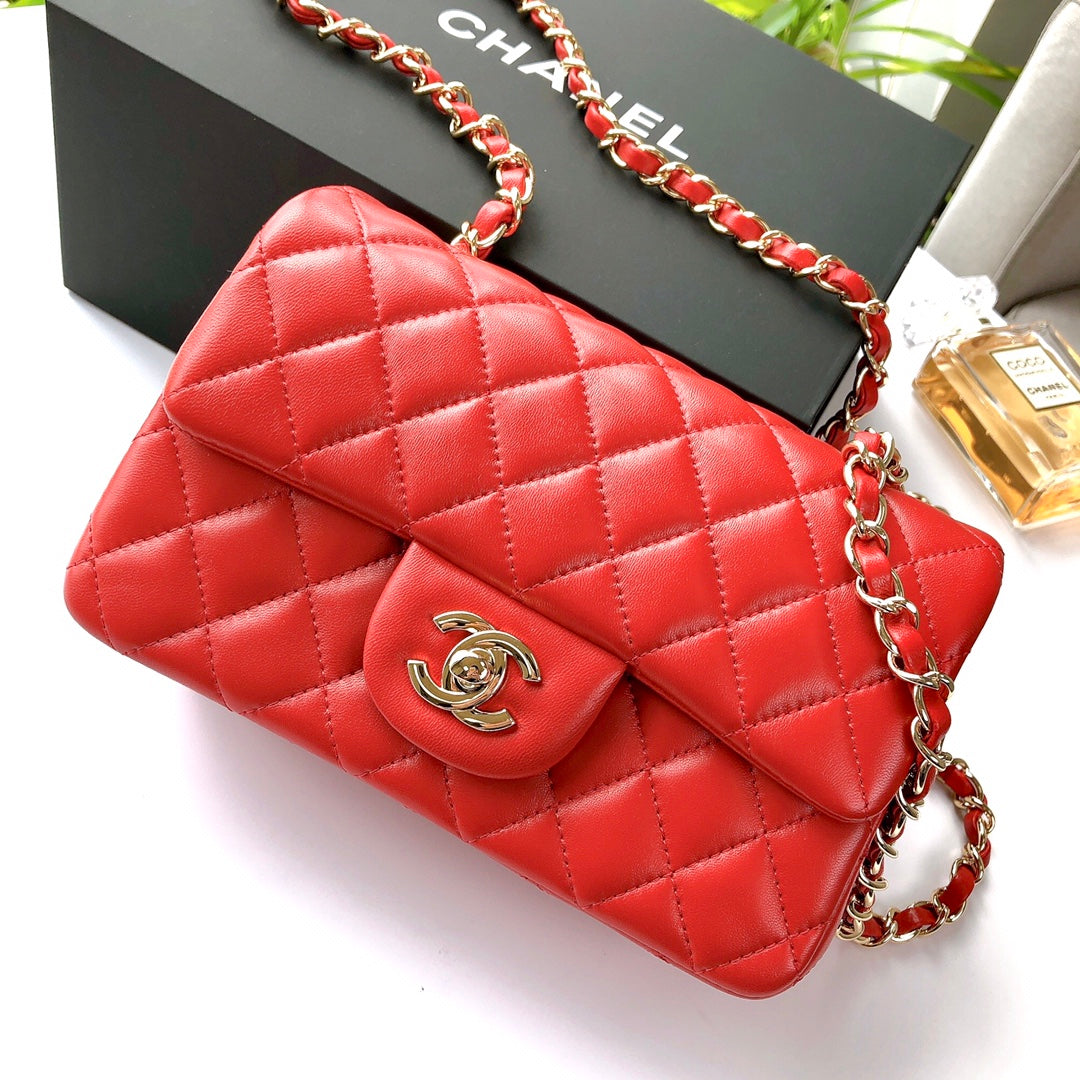 MINI BOLSO RECTANGULAR CON SOLAPA 20CM PIEL DE CORDERO ROJA HERRAJES DORADOS