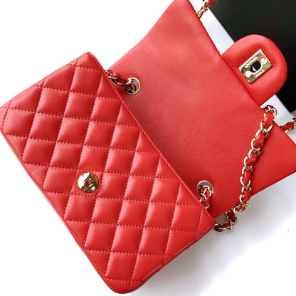 MINI BOLSO RECTANGULAR CON SOLAPA 20CM PIEL DE CORDERO ROJA HERRAJES DORADOS