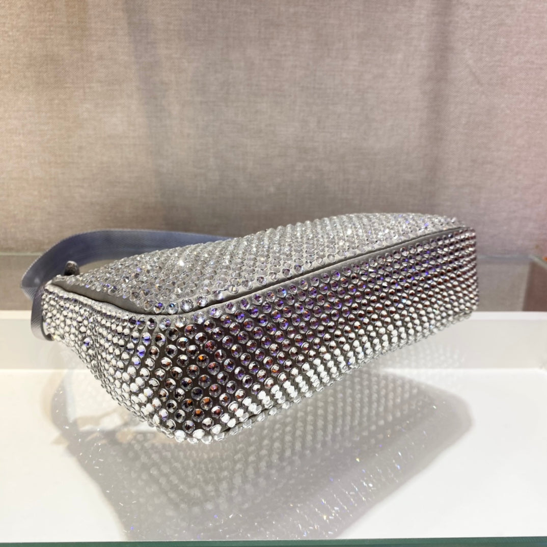 BOLSO HOBO BRILLANTE DE 23 EN NYLON PLATEADO CON CRISTALES ADICIONALES