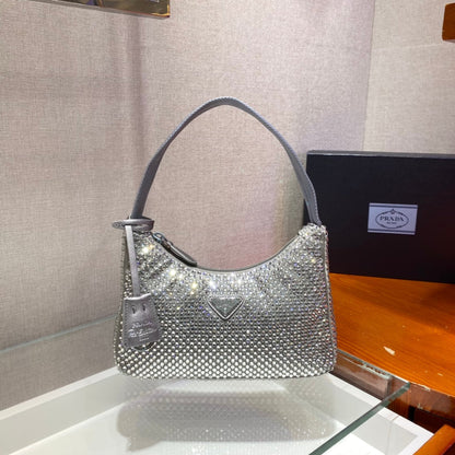 BOLSO HOBO BRILLANTE DE 23 EN NYLON PLATEADO CON CRISTALES ADICIONALES