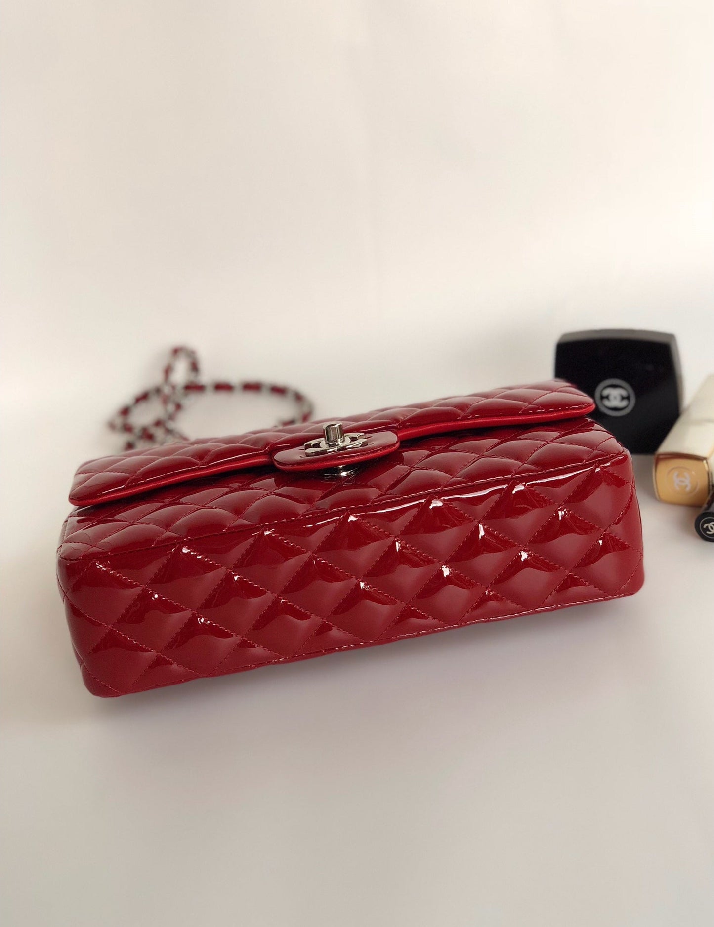 BOLSO CON SOLAPA MEDIANO 25CM PIEL DE BECERRO CHAROL ROJO HERRAJES PLATEADOS