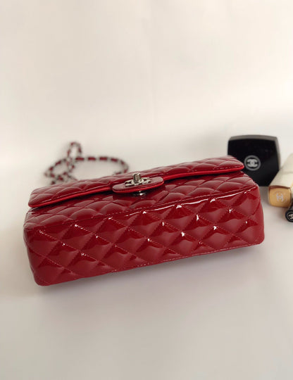 BOLSO CON SOLAPA MEDIANO 25CM PIEL DE BECERRO CHAROL ROJO HERRAJES PLATEADOS