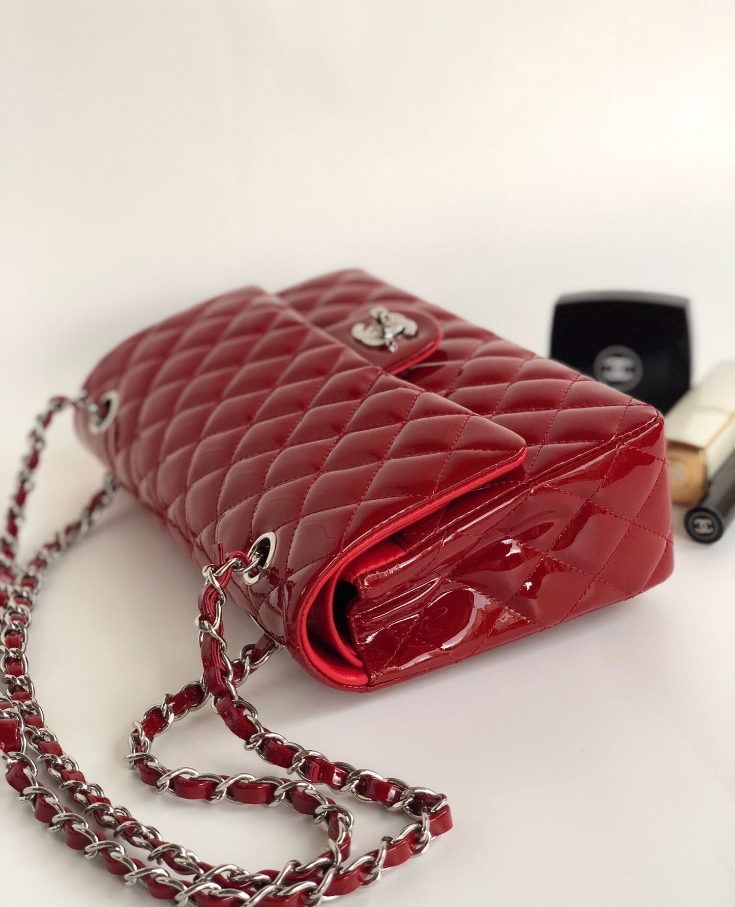 BOLSO CON SOLAPA MEDIANO 25CM PIEL DE BECERRO CHAROL ROJO HERRAJES PLATEADOS