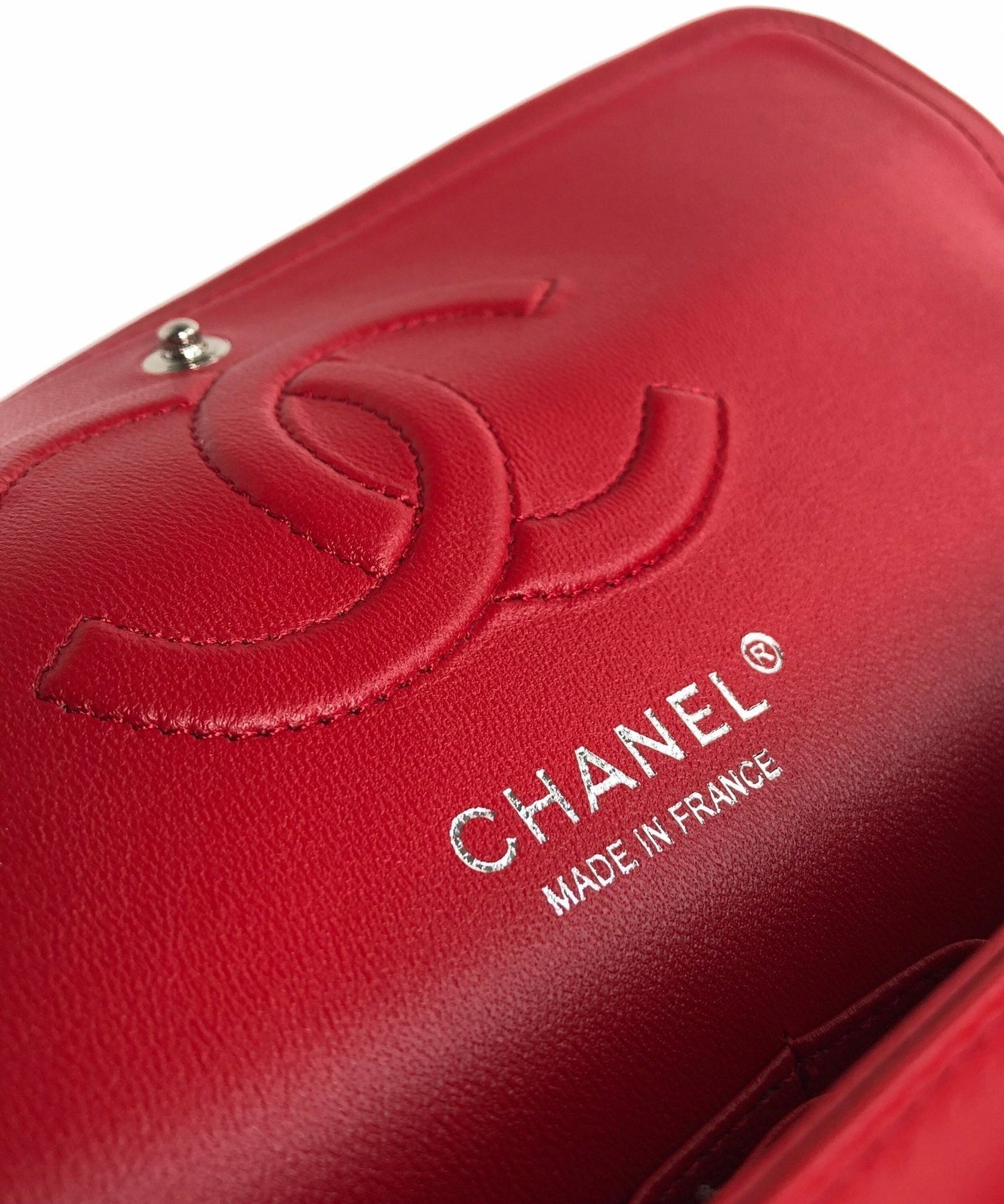 BOLSO CON SOLAPA MEDIANO 25CM PIEL DE BECERRO CHAROL ROJO HERRAJES PLATEADOS