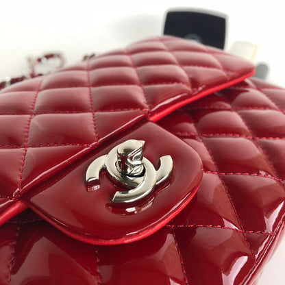 BOLSO CON SOLAPA MEDIANO 25CM PIEL DE BECERRO CHAROL ROJO HERRAJES PLATEADOS