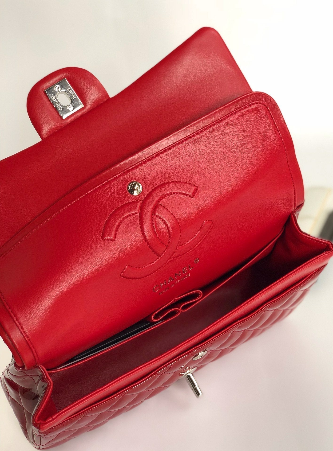 BOLSO CON SOLAPA MEDIANO 25CM PIEL DE BECERRO CHAROL ROJO HERRAJES PLATEADOS