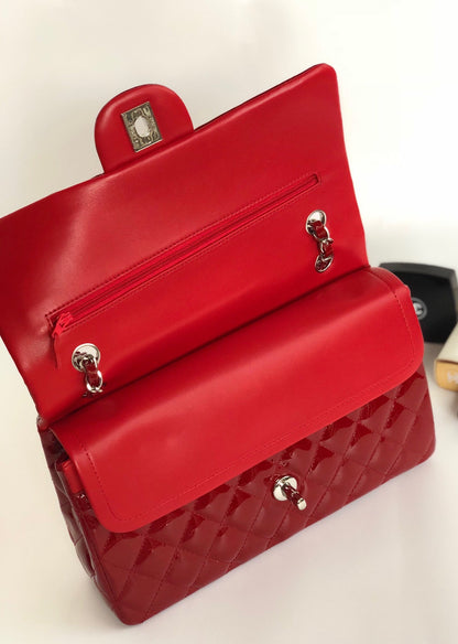 BOLSO CON SOLAPA MEDIANO 25CM PIEL DE BECERRO CHAROL ROJO HERRAJES PLATEADOS
