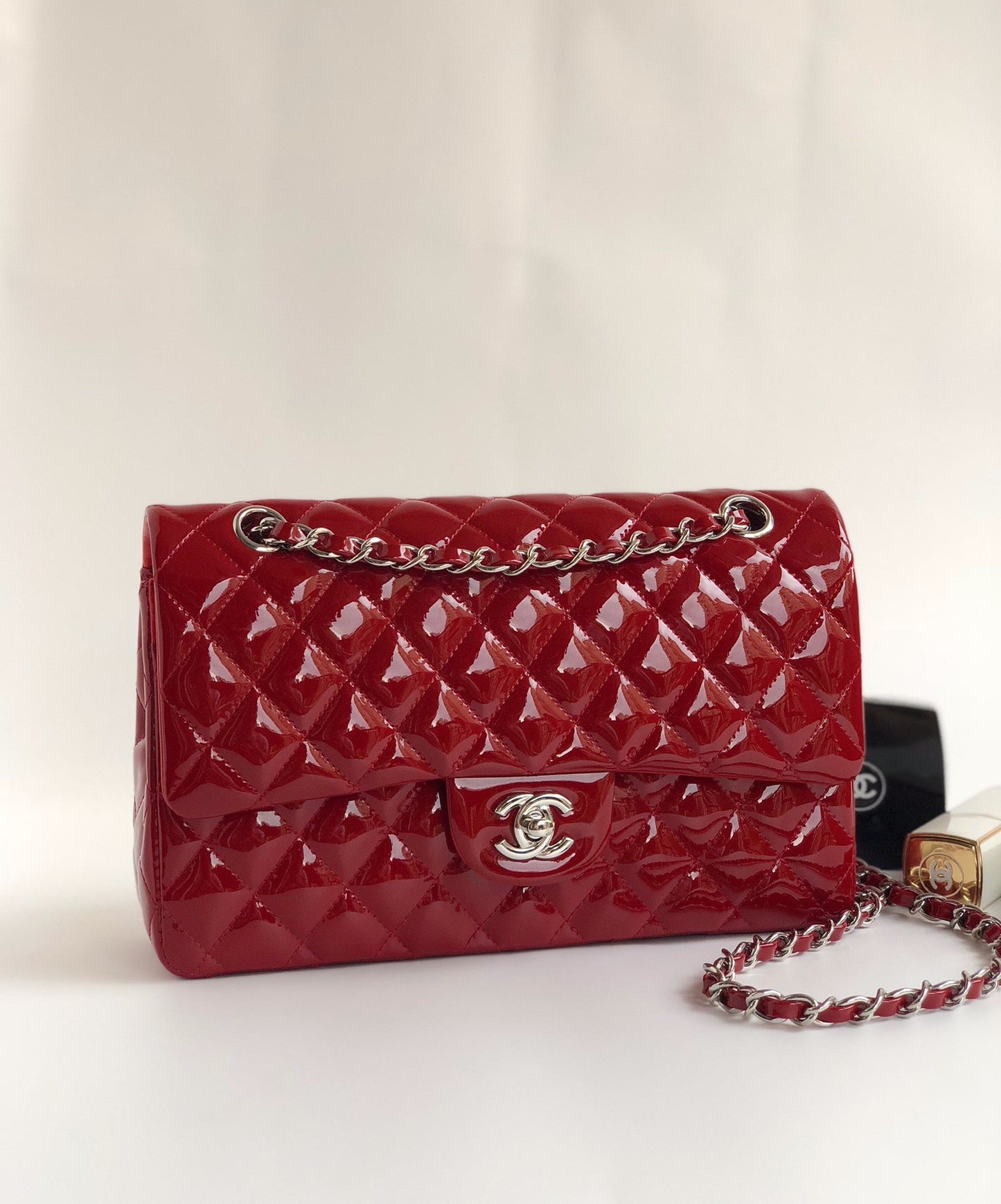 BOLSO CON SOLAPA MEDIANO 25CM PIEL DE BECERRO CHAROL ROJO HERRAJES PLATEADOS