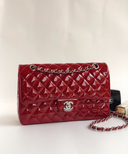 BOLSO CON SOLAPA MEDIANO 25CM PIEL DE BECERRO CHAROL ROJO HERRAJES PLATEADOS